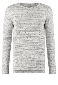 Ljusgrå stickad tröja med ett strukturerat mönster, rund hals och långa ärmar, med subtila svarta fläckar genom tyget.