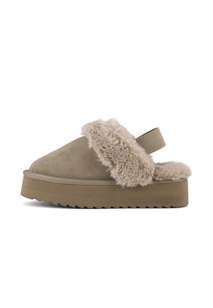 Pantofole con fodera in pelliccia sintetica in suede color taupe, dotate di una suola piatta spessa con suola testurizzata e un cinturino posteriore per il supporto.