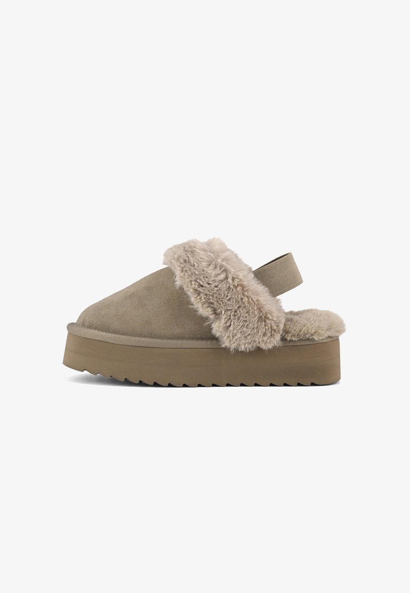 Pantofole con fodera in pelliccia sintetica in suede color taupe, dotate di una suola piatta spessa con suola testurizzata e un cinturino posteriore per il supporto.