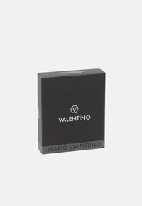Caja negra con bordes redondeados, que presenta el logo "VALENTINO" en blanco y "MARIO VALENTINO" en verde en la parte inferior. Textura suave.