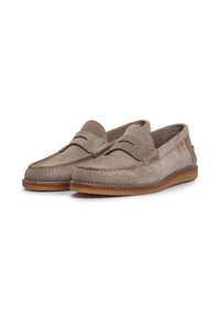 Grå ruskind loafers med en glat finish, udstyret med en top søm detalje og en struktureret gummisål. Letvægtsdesign til afslappet brug.
