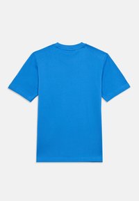 Κοντομάνικο μπλουζάκι από βαμβάκι σε έντονο μπλε χρώμα. Λεία υφή με στρογγυλή λαιμόκοψη και απλό σχεδιασμό. Χωρίς ορατά μοτίβα ή γραφικά.