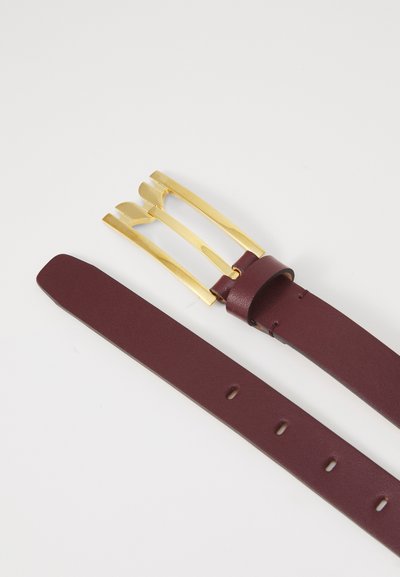 Curea din piele burgundy cu o cataramă rectangulară de culoare aurie. Textură netedă, cinci găuri pentru ajustare și un design de curea plată.