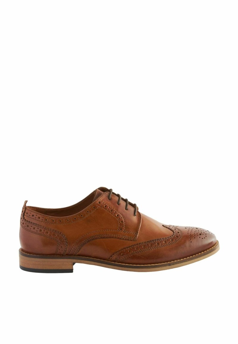 Zapato de vestir de cuero marrón con diseño ala, detalles perforados y un tacón bajo apilado. Cierre de cordones y textura suave.