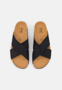 Svarta veganska sandaler med korsettsvarta tygband och en ljusbrun vadderad sula, märkta med storlek 37 och varumärkeslogotyp.