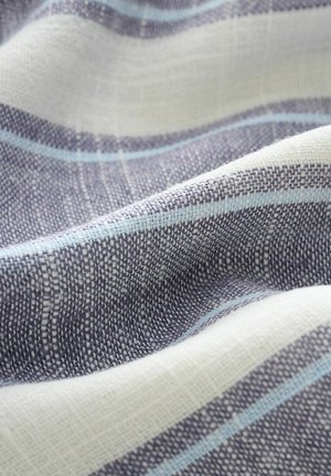 Textil s tkaným vzorem v purpurové a bílé barvě s tenkými modrými pruhy, který ukazuje texturovaný povrch a měkkou, přirozenou látku.