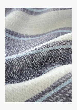 Tekstil med et vævet mønster i lilla og hvidt med tynde blå striber, der fremhæver en struktureret overflade og blød, naturlig stof.