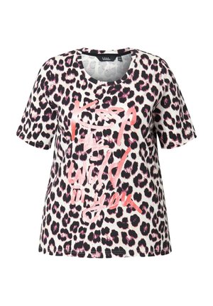 T-shirt met luipaardprint en korte mouwen; heeft een ronde halslijn en een roze grafische tekstontwerp met de tekst "Houd het wilde in jou."