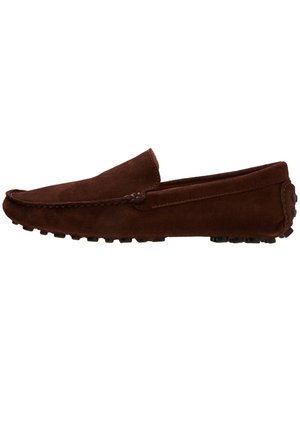 Mocassin de conduite en daim marron foncé avec semelle cloutée en caoutchouc et couture style mocassin sur le côté.