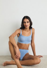 Sloggi FEEL BLISS HIGH LEG - Fecskék - azura blue