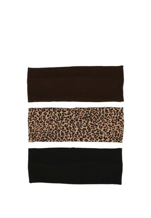 Drei Stirnbänder: oben in dunkelbraunem Rippenstoff, in der Mitte in Beige mit schwarzem Leopardenmuster, unten in einfarbigem schwarzem Rippenmaterial.