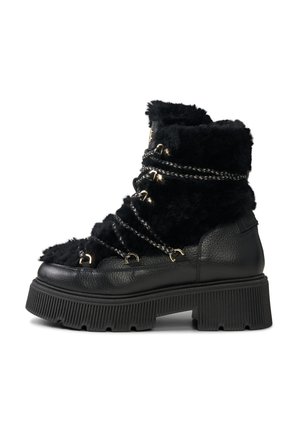 Czarne botki za kostkę z teksturowanym, sztucznym futrem i skórzanymi akcentami. Oferują złote elementy oraz masywną, żebrowaną platformę.