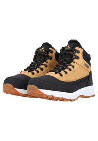 Botas de senderismo de caña alta con parte superior sintética negra, acentos en color marrón, suela de goma y puntera reforzada. Diseño texturizado con cordones negros.
