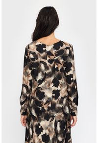 Långärmad blus i lätt tyg med ett abstrakt blommönster i svart, brunt och beige, med smockade manschetter och v-ringning.