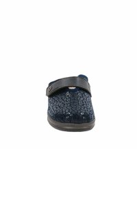 Pantofole navy con un motivo testurizzato, chiusura a strap nera, punta rotonda e suola piatta. Presentano un bottone decorativo sulla chiusura.