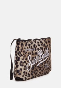 Pochette con stampa leopardata e chiusura con zip, con "Sognando Saint Barth" e "Paradiso Invernale" in lettere bianche. Texture del tessuto morbida.