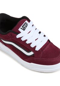 Sneaker in suede color bordeaux con lacci bianchi e una striscia laterale in bianco e nero. Presenta una suola in gomma testurizzata e un collo imbottito.