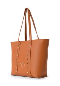 Tote-Bag aus tanfarbenem Leder mit vertikaler Steppnaht, goldenen Nieten und einem auffälligen Logo in der Mitte. Verfügt über zwei robuste Griffe.