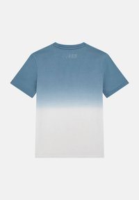 Camiseta de gradiente azul claro con mangas cortas, que transiciona de un azul más oscuro en la parte superior a blanco en la parte inferior. Presenta un logo sutil en la parte trasera.