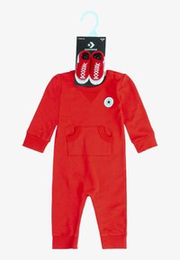 Rød bomullsromper med lange ermer, en frontlomme og elastiske mansjetter. Inkluderer et par miniature røde sneakers. Hengtagg inkludert.