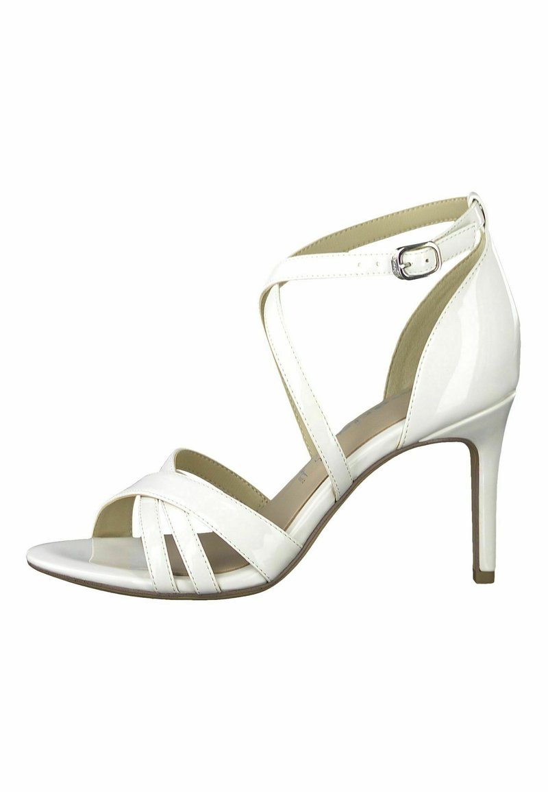 Sandale blanche à talons hauts avec bout ouvert, brides croisées à l'avant et bride de cheville ajustable avec boucle argentée.