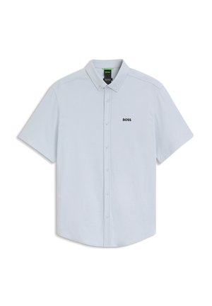 Lys blå kortermet skjorte med knappestolpe og krage, med en liten svart "BOSS"-logo på venstre bryst.