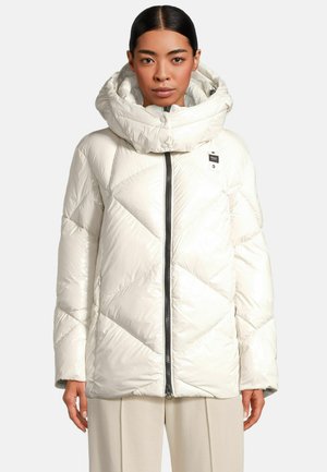 Witte geïsoleerde pufferjack met een grote, verstelbare capuchon, diagonale gestikte quiltpatroon, voorrits en een klein logopatch.