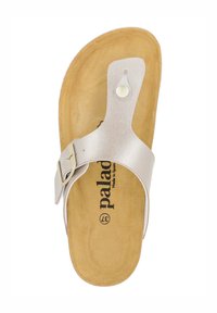 Silverfärgad sandal med en texturerad fotbädd, läderrem och justerbar spänne. Har en cirkulär knäppning och tryckt varumärke.
