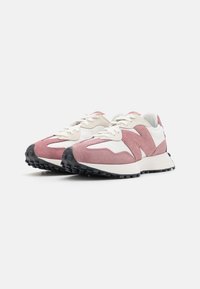 Baskets en suède et cuir avec des tons rose et blanc. Présentent des panneaux texturés, une semelle en caoutchouc noire ronde et des lacets assortis.