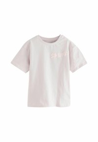 Šviesiai rožinė medvilninė marškinėliai su trumpomis rankovėmis, apvaliu iškirpimu ir šiek tiek tamsesniu rožiniu siuvinėjimu, kuriame užrašyta "SAKURA".