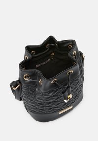 Czarna skórzana torba typu bucket z pikowanym wzorem, złotymi akcentami, sznurkiem do zamykania oraz gładkim wnętrzem z zamkiem błyskawicznym.