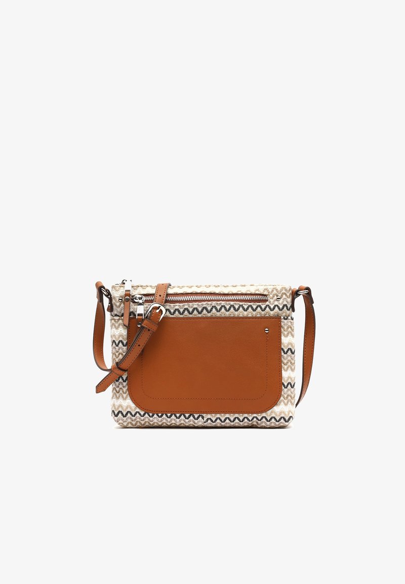 Borsa a tracolla con un tessuto intrecciato a motivo in crema e marrone, dotata di una tasca frontale in pelle marrone e di una tracolla regolabile.