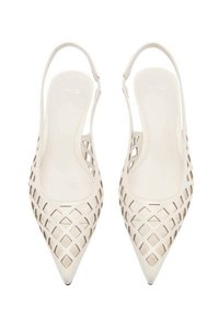 Kengät, joissa on kapea kärki ja slingback-malli, vaaleassa sävyssä. Niissä on leikattu ritilämallinen muotoilu ja teksturoitu sisäpohja. Valmistettu synteettisestä materiaalista.