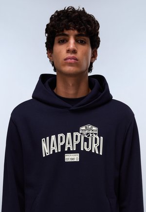 Marineblauwe hoodie met een kangoeroezak, een capuchon met trekkoord en een witte grafische logo met tekst. Gemaakt van een zachte katoenmix.