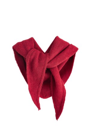 Écharpe rouge épaisse et texturée nouée en un nœud lâche sur fond blanc.