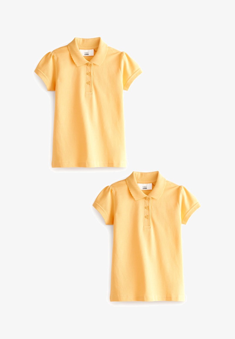 Polo shirt in morbido cotone giallo. Caratterizzata da maniche corte a sbuffo, colletto ribattuto e chiusura con tre bottoni. Design semplice e casual.