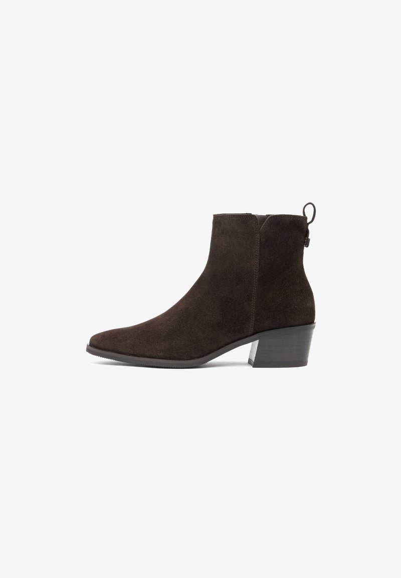 Bottine en daim marron foncé à bout pointu, talon bloc et languette à l'arrière sur fond blanc.