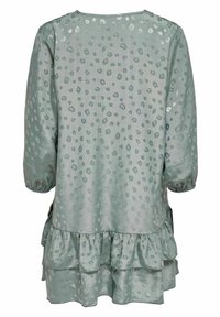 Robe en satin gris verdâtre avec un subtil imprimé léopard, manches longues, poignets élastiques et ourlet à volants superposés vue de dos.