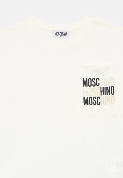 Λευκό βαμβακερό μπλουζάκι με στρογγυλή λαιμόκοψη, που διαθέτει τετράγωνη τσέπη με επαναλαμβανόμενο λογότυπο "MOSCHINO" σε μαύρο και γκρι. Μαλακή υφή.