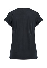 Camiseta negra de manga corta con un corte holgado, cuello redondo y mangas enrolladas. Hecha de una tela suave con una textura agradable.