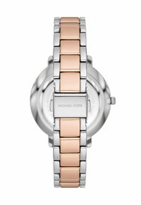 Hodinky Michael Kors s nerezovým a růžově zlatým kovovým náramkem, obdélníkovými články a sponou s vyrytým názvem značky.