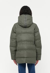 Zelena puffer jakna s kapuljačom, s teksturiranim završetkom, elastičnim strukom i vertikalnim logotipom na leđima.