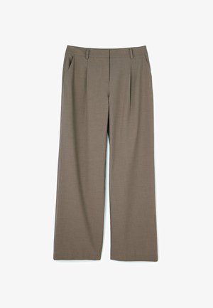 Pantalones de pierna ancha marrones con una textura suave, que presentan un diseño entallado y dos bolsillos laterales. Las pinzas añaden interés visual.