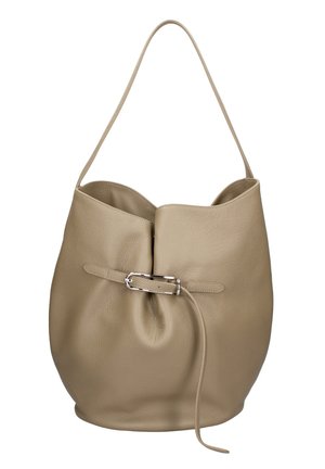 Borsa hobo in pelle beige con una singola tracolla e un dettaglio con fibbia frontale con una tracolla appesa liberamente.