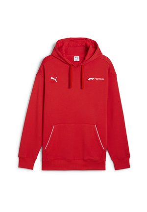Czerwona bluza z kapturem wykonana z miękkiego materiału, z kapturem na sznurki, kieszenią kangurką i białymi akcentami logo, w tym markami Puma i Formula.