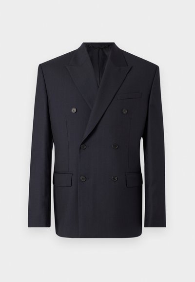 Μπλε σκούρο διπλό σακάκι με διακριτικές λεπτές ρίγες, πέτο με εγκοπή, δύο μπροστινές τσέπες και έξι μαύρα κουμπιά. Ραμμένο εφαρμοστό, με ομαλή υφή.