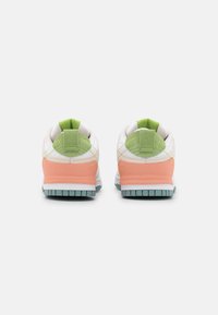 Mångfärgade sneakers med en vit, persika och grön design. Har mockadetaljer, en vadderad krage och en texturerad gummisula.