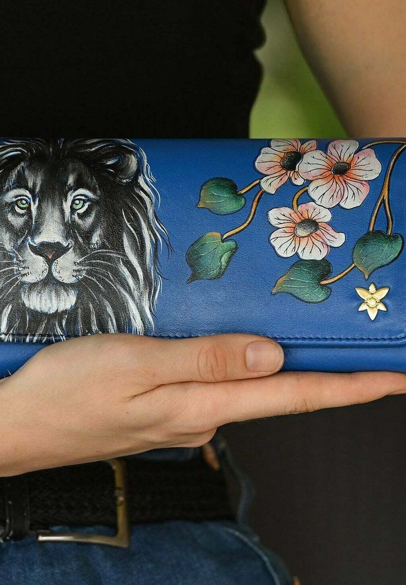 Blauwe leren portemonnee met een leeuwengezicht, roze bloemen en groene bladeren. Inclusief een gouden bloemenaccent en ingewikkelde schilderdetails.