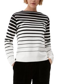 Randig svartvit långärmad topp med båthalsning och ett enfärgat nedre band, tillverkad av ett mjukt, texturerat tyg.