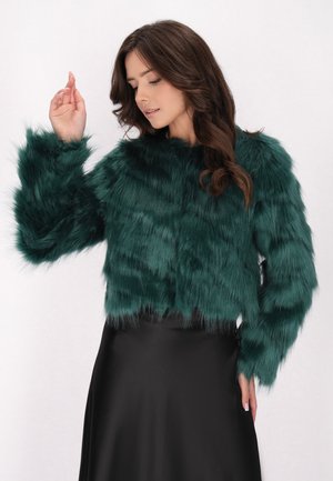 Teal neplederen cropped jasje met lange mouwen, met een zachte textuur en een ronde halslijn, gecombineerd met een zwarte satijnen rok.